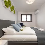 Comfortable Krakowska With Free Parking By Renters דירה