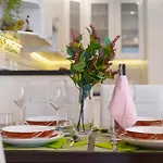 Comfortable Krakowska With Free Parking By Renters דירה