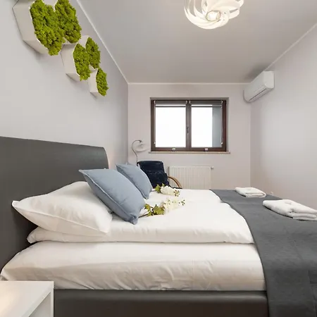 Comfortable Krakowska With Free Parking By Renters Διαμέρισμα