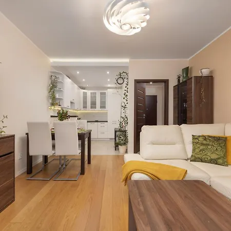 Comfortable Krakowska With Free Parking By Renters Appartement