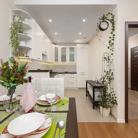Comfortable Krakowska With Free Parking By Renters Appartement